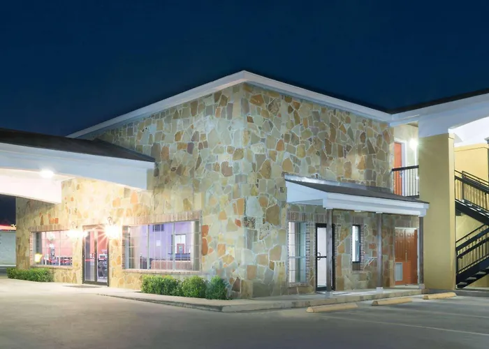 Super 8 By Wyndham San Antonio Near Fort Sam Houston